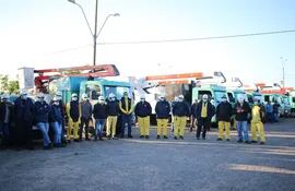 Parte del equipo de la ANDE que realizó hoy el mantenimiento de las redes eléctricas en Luque y Asunción.