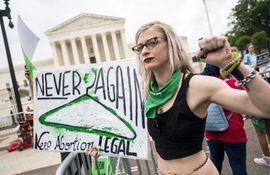 Una activista a favor del aborto legal y seguro se manifesta frente a la Corte Suprema de justicia en Washington, Estados Unidos.