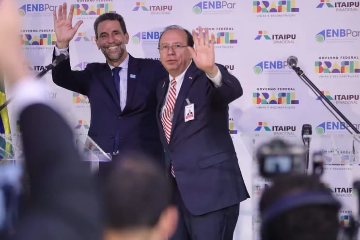 El nuevo director brasileño de Itaipú, Enio Verri, junto a su par paraguayo, Manuel María Cáceres.