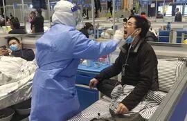 Enfermos de covid-19 en un centro asistencial, en la metrópolis de Shanghái, China. (EFE)