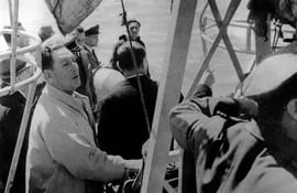 Juan Domingo Perón, refugiado en el cañonero Paraguay, se dispone para el traslado del hidroavión Catalina.