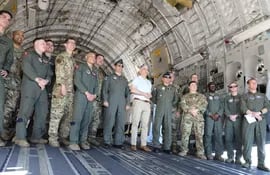 Presentación del avión C-17 Globemaster de la Fuerza Aérea de los EE.UU. en la exhibición por el Centenario de la Aviación Militar Paraguaya en la Primera Brigada Aerea de la Fuerza Aérea Paraguaya con la presencia del embajador Marc Ostfield y el agregado de defensa de la embajada Lance Awbrey y otros militares norteamericanos.