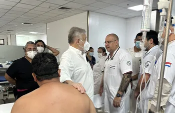 Uno de los pacientes internados por el amoníaco de Oschi fue visitado por el presidente del IPS Jorge Brítez. (gentileza).