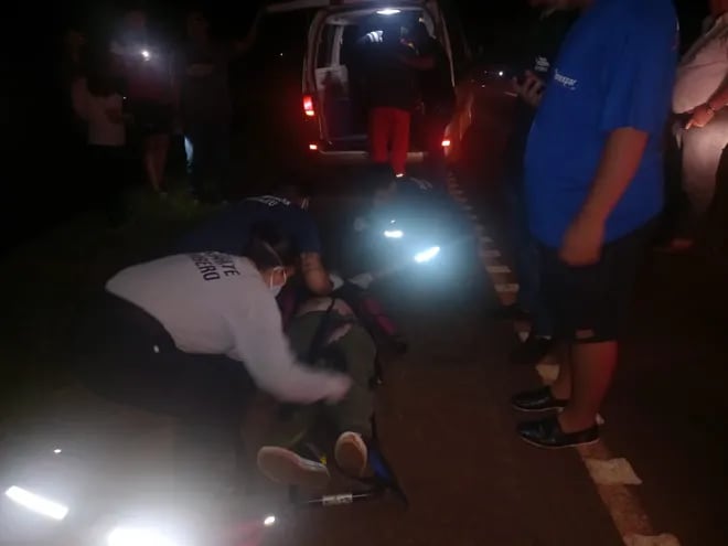 Uno de los heridos es asistido por bomberos voluntarios de la ciudad de Yguazú.
