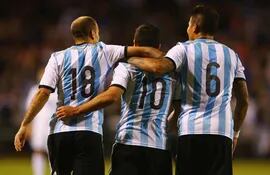 el-numero-10-de-argentina-sergio-kun-agero-es-congratulado-por-sus-companeros-luego-de-haber-anotado-un-gol-en-el-amistoso-ante-bosnia-74509000000-629034.JPG