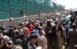 Miles de afganos aguardan por un lugar en los aviones de países de occidente en un intento por huir del régimen talibán. Hoy, el grupo terrorista Estado Islámico, enfrentado a los talibanes, se atribuyó los ataques más mortíferos que se conocen en el aeropuerto de Kabul. (EFE/EPA/AKHTER GULFAM)