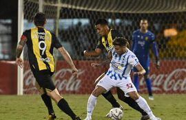 Fernández y Batallini pelean por el balón en el juego que se disputa en Dos Bocas