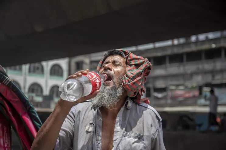 Un hombre bebe agua durante la ola de calor en Dacca, Bangladesh, el pasado lunes.