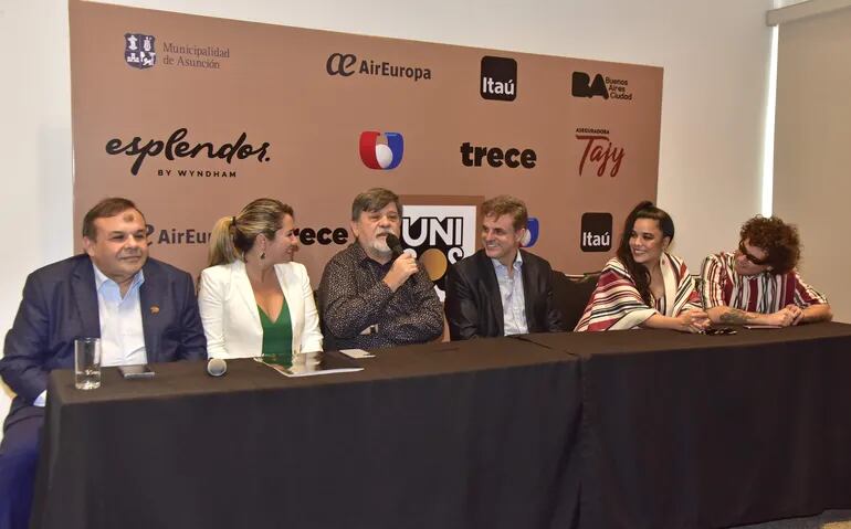 Gustavo Samaniego, Angie Duarte, Ricardo Flecha, Avelino Tamargo, Jenni Hicks y Miguel Narváez durante la presentación del festival Únicos.