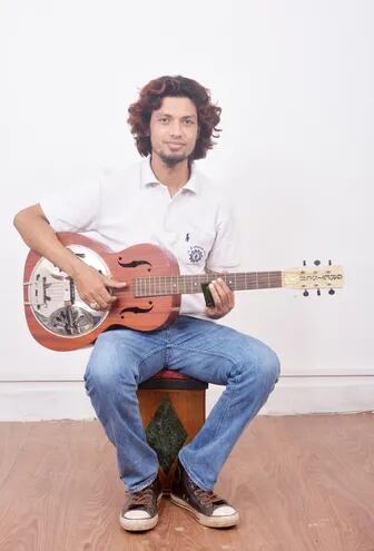 El músico y educador nepalí Prakash Slim, tocará hoy desde Nepal.