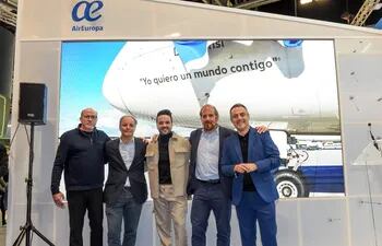 Air Europa, línea aérea oficial de la gira del artista, bautiza uno de sus aviones Dreamliner con el nombre de Luis Fonsi.