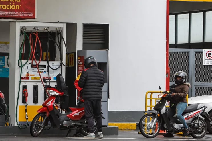 Ayer se podía observar a personas hacer largas filas para conseguir combustible, en Buenos Aires.