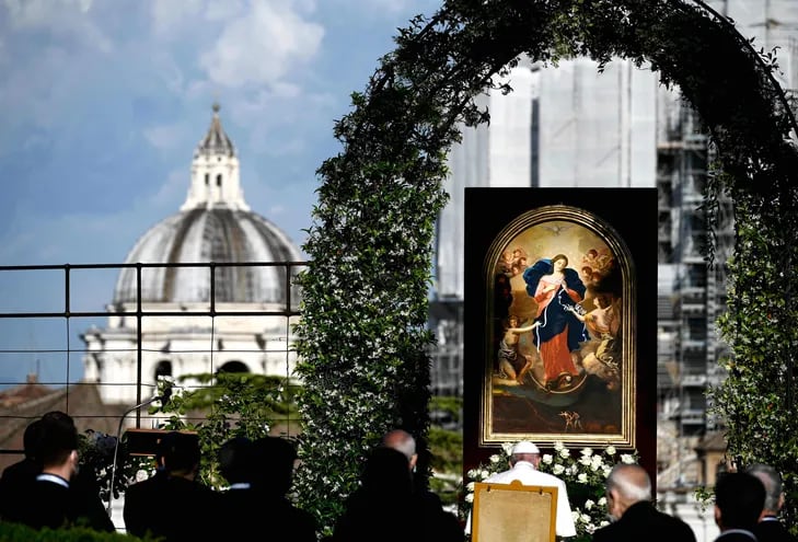 El papa Francisco, en el centro, de blanco, lidera la maratón mundial de rezo para pedir el fin de la pandemia, en los jardines del Vaticano.