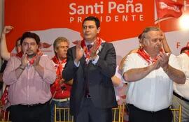 El concejal Ramón Servín junto al intendente Carlos Echeverría y el senador Óscar González Daher (fallecido).