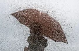 Imagen ilustrativa: una persona con un paraguas ante la lluvia.