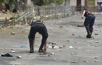 Manifestantes se enfrentaron munidos de piedras, palos y otros elementos con agentes de la Policía en las protestas contra la ley de pena mayor a invasores.