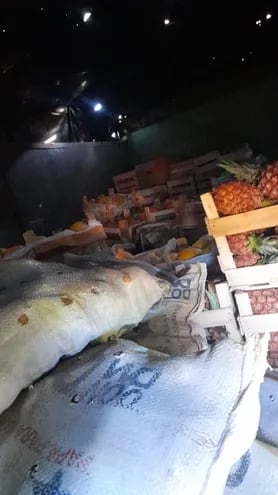Bolsas de papa, hortalizas varias en su mayoría de producción argentina y brasileña