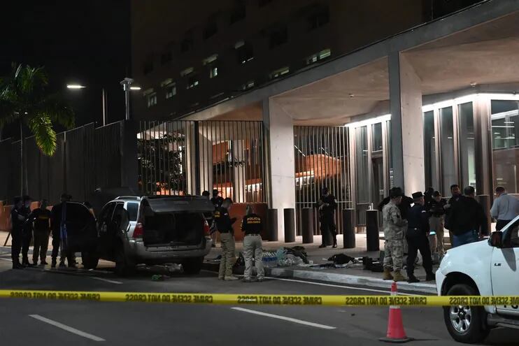 Armas de grueso calibre incautadas en la camioneta de Philipp Kolberg frente a la embajada de Estados Unidos.