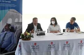 Imanol Pérez y Diego García, en representación de Air Europa, junto a la ministra de Turismo, Sofía Montiel de Afara (medio).