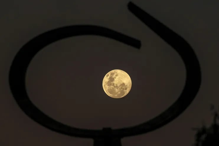 Vista hoy de la luna llena entre el monumento Panteon da Liberdade, en Brasilia (Brasil).