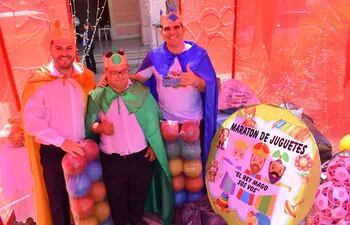 El intendente de Villarrica, Magín Benítez, Even Figueredo y Blaso Lugo, vestidos de Reyes Magos durante la colecta de juguetes.