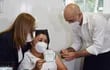 El exministro de Salud, doctor Julio Mazzoleni se encargó de realizar la primera inoculación en el Hospital Nacional de Itauguá.