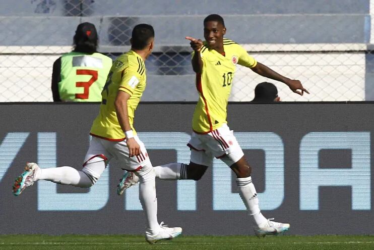 Yaser Asprilla (d) de Colombia celebra su gol hoy, en un partido de los octavos de final de la Copa Mundial de Fútbol sub-20 entre Colombia y Eslovaquia en el estadio Bicentenario en San Juan (Argentina).