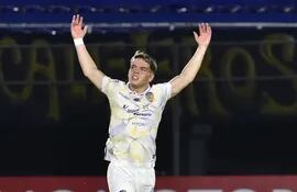 El volante Diego Fernández extiende  los brazos para festejar con sus hinchas tras anotar el gol de la clasificación del Sportivo Luqueño.