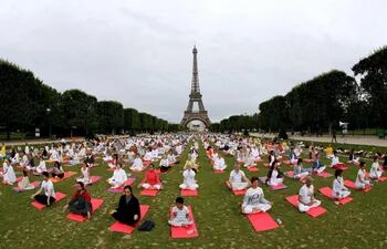 yoga-campo-de-marte-paris-francia-91853000000-1724959.JPG