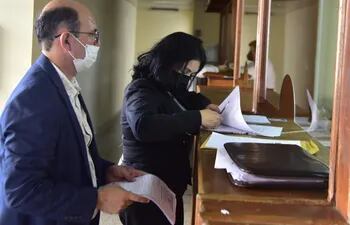 El abogado Nelson  Löpez y la magistrada Sonia Deleón Franco, viuda del exdiputado liberal Fernando Nicora López Moreira , presentan la querella por homicidio culposo ante el juzgado de garantías N° 2.