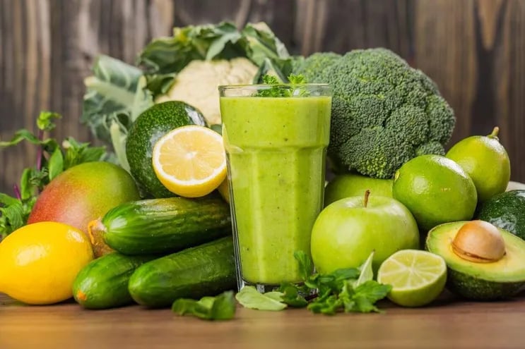 Los jugos verdes tienen muchas propiedades beneficiosas para el organismo humano. Pero por sí solos no ayudan a bajar de peso pero si a comer más vegetales y frutas.