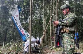 Soldados colombianos buscan a los niños perdidos luego del accidente aéreo en la selva amazónica en Colombia.