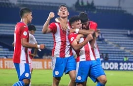 Los jugadores de la selección paraguaya festejan un tanto contra Perú por el Sudamericano Sub 17 en el estadio George Capwell de la ciudad de Guayaquil, Ecuador.