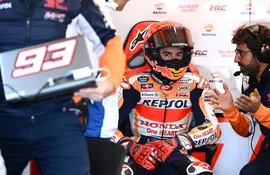 El piloto español Marc Márquez del Repsol Honda, habla con los integrantes de su equipo durante los entrenamientos libres previos al Gran Premio de Australia.
