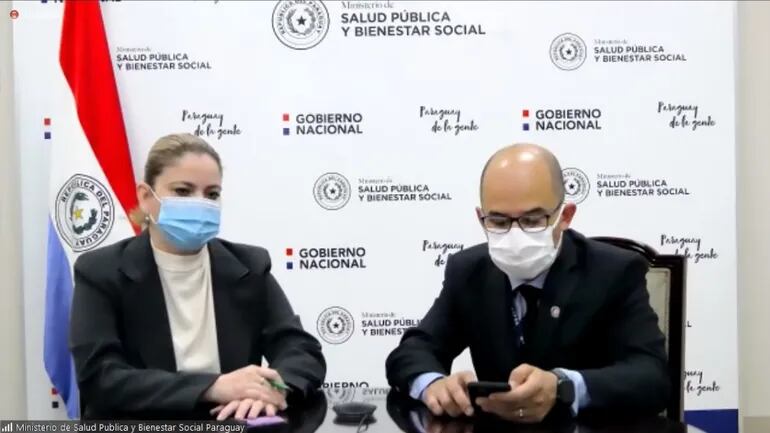El Dr. Héctor Castro y la Dra. Leticia Pintos, en conferencia de prensa esta mañana.