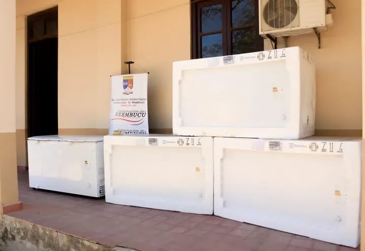 Entregan congeladores de alta gama a Región Sanitaria de Ñeembucú