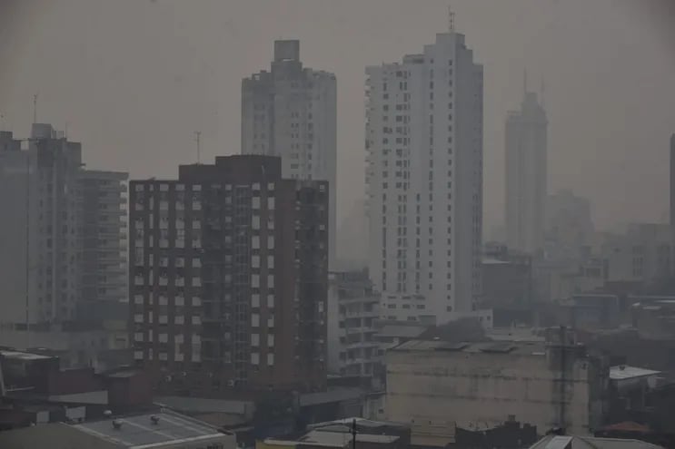 Una capa de humo cubre el centro de Asunción y torna el ambiente sumamente insalubre.
