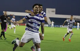 Brahian Ayala, jugador del 2 de Mayo, festeja un gol en el partido frente a Libertad por la jornada 15 del torneo Apertura 2024 del fútbol paraguayo en el estadio Río Parapití, en Pedro Juan Caballero.