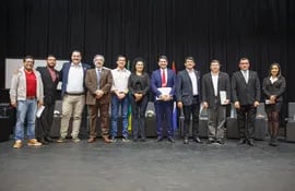 Los precandidatos a la Gobernación de Alto Paraná con docentes y estudiantes de la UNE, tras el debate.