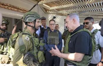 El primer ministro de Israel, Benjamín Netanyahu, visitó hoy el kibbutz Beeri y kibbutz Kfar Aza (Israel). Su servicio de inteligencia admitió errores al no detectar la ofensiva que preparaba el grupo Hamás. (EFE)