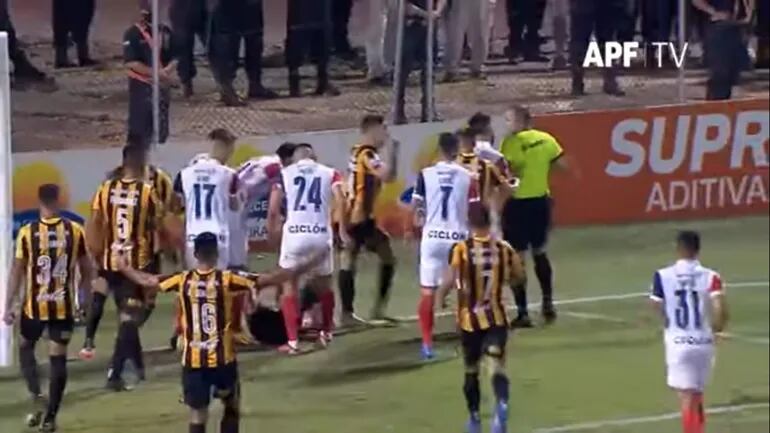 Momento de los inconvenientes entre jugadores de Cerro Porteño que terminó con la roja de Gaspar Servio y la amonestación de Juan Patiño (24).