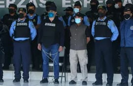 El expresidente de Honduras, Juan Orlando Hernánndez, con las manos y los pies encadenados, podría ser extraditado en breve a los Estados Unidos, éste lo requiere por presunto narcotráfico.