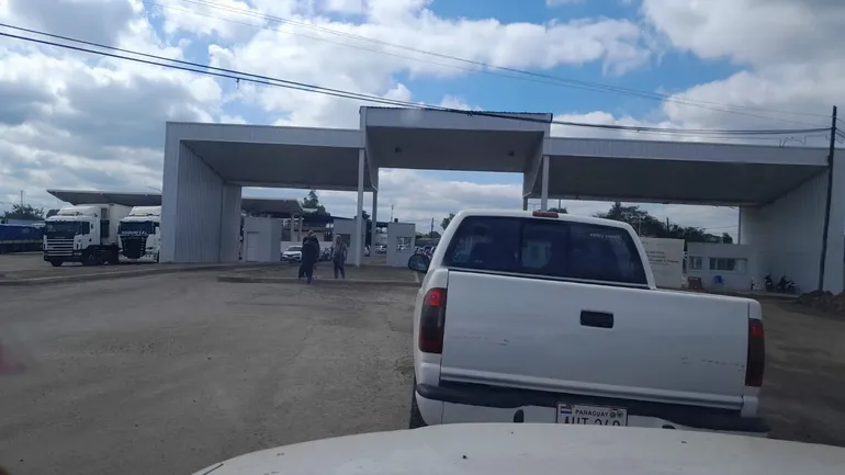 Ciudadanos reportan hasta dos horas de retraso en el paso fronterizo entre Puerto Falcón y Clorinda.