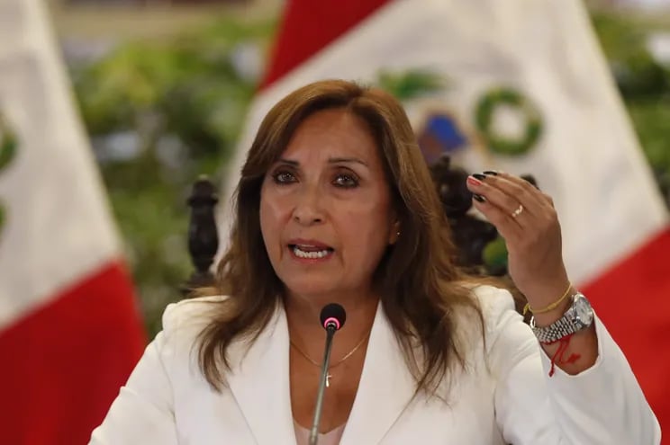 Fotografía de archivo fechada el 24 de enero de 2023 que muestra a la presidenta del Perú, Dina Boluarte, mientras habla durante una rueda de prensa en Lima (Perú).
