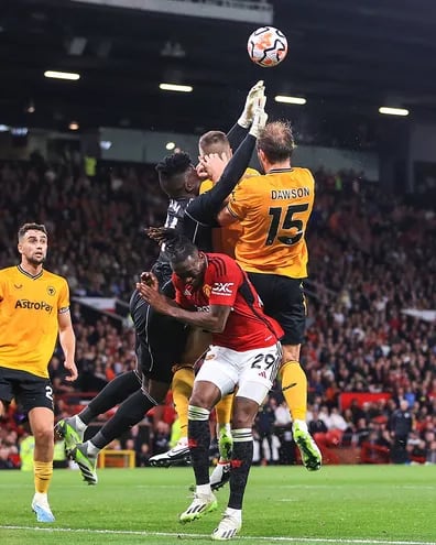 La jugada en la que André Onana, arquero del Manchester United, golpea a Sasa Kalajdzic, delantero de Wolverhampton.