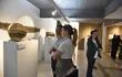 Visitantes observan piezas de cestería indígena en la 5° edición de "Los museos se muestran", que se lleva a cabo en la Fundación Texo.