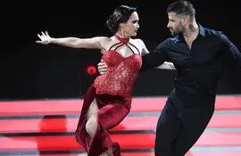 Lali González y Maxi Diorio bailando tango en la pista de América TV.
