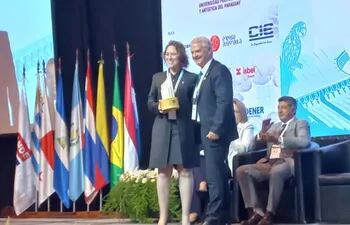 Pauline Ocampos, directora ejecutiva de Clyfsa, recibió el premio por su empresa.