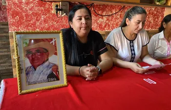Las hijas y la esposa de Félix Urbieta, quien hoy cumple 76 años y lleva casi siete en cautiverio.