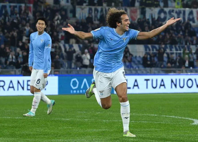 Matteo Guendouzi (d), jugador de Lazio, celebra un gol en el partido de los octavos de final de la Copa Italia frente al Genoa en el estadio Olímpico, en Roma, Italia.